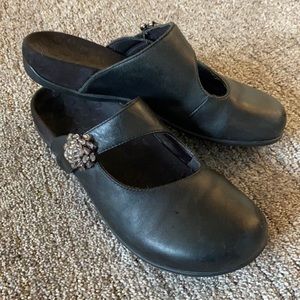 Vionic slip on shoes
